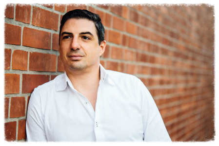 Michael Bailer blickt sehr hoffnungsfroh in die Zukunft an einer Backsteinwand